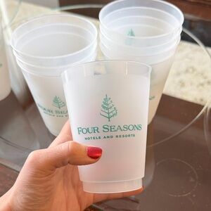 🗽8 Four Seasons Branded Plastic Cups